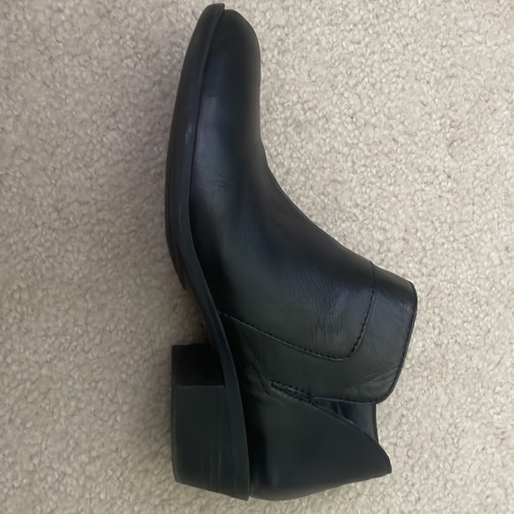 Lucky Brand ankle boots in Black. - Picture 2 of 4